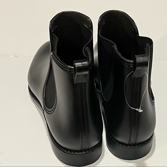 WOMEN ANKLE BOOT

PVC upper
Textile lining
Rubber outsole - Picture 3 of 3